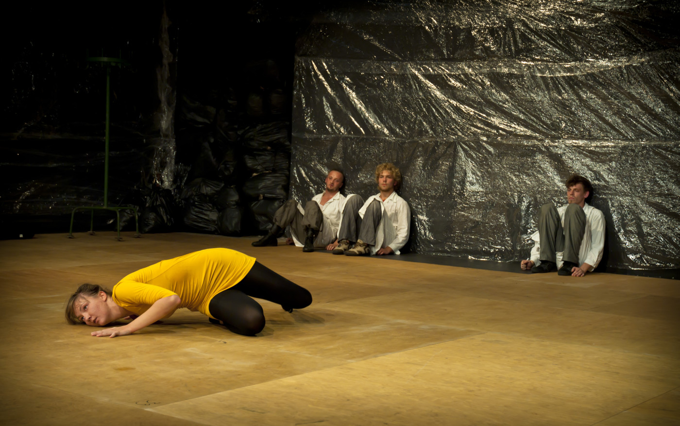 12 08 3 asia na podlodze